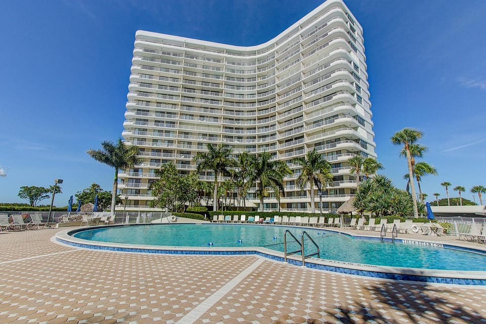 South Seas Beachfront Haven Apartment in Marco Island