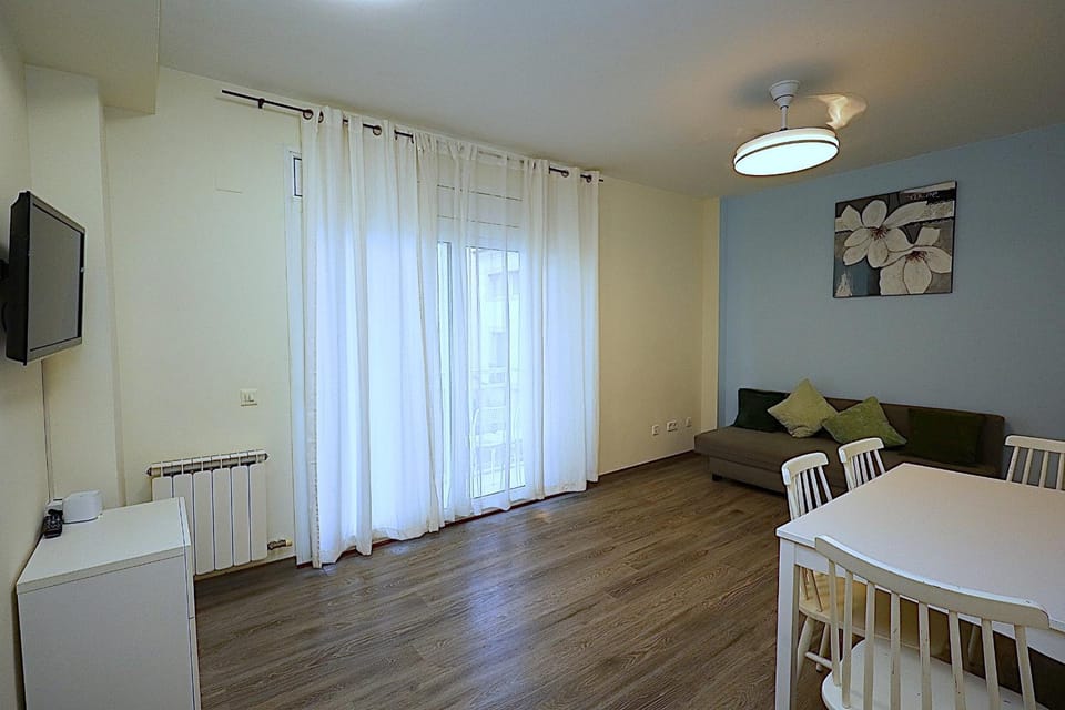 Photo of the whole room, Dining area