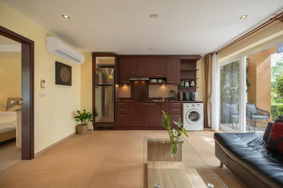Bed, TV and multimedia, Kitchen or kitchenette, Photo of the whole room, Seating area, Dining area, Bedroom, microwave, toaster, washing machine, air conditioner