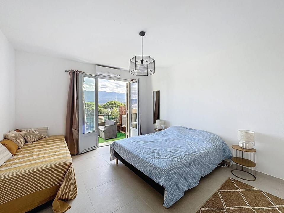 Calvi à pied : terrasse vue mer, 2 chambres, parking privé Apartment in Calvi