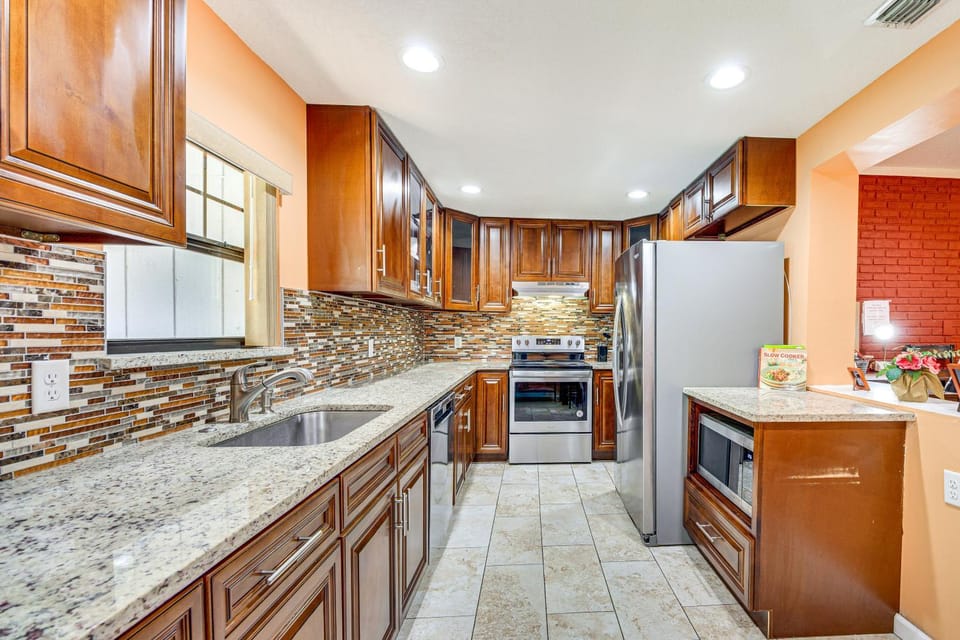 Covered Deck, Large Yard! Pet-Friendly Jax Escape! House in Jacksonville