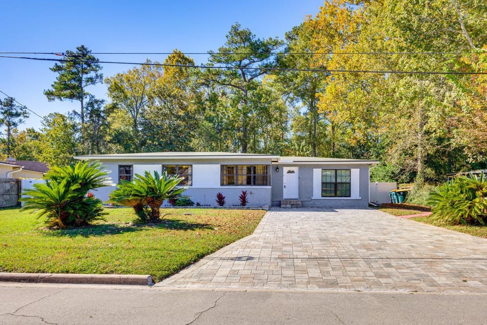 Covered Deck, Large Yard! Pet-Friendly Jax Escape! House in Jacksonville