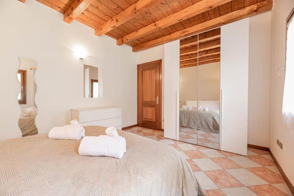 Photo of the whole room, towels, wardrobe
