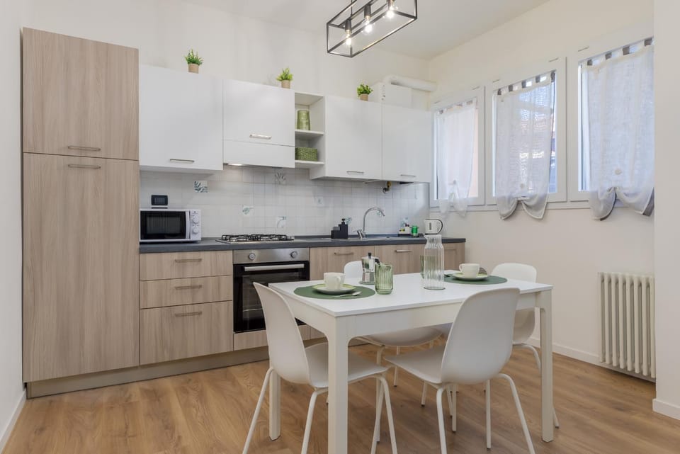Kitchen or kitchenette, Dining area, oven, stove
