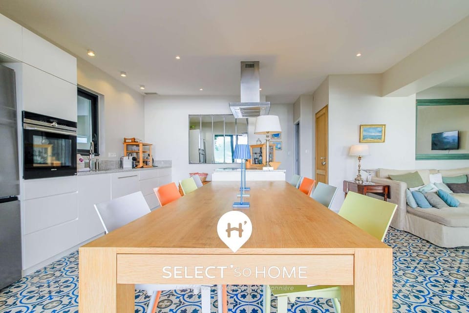 Kitchen or kitchenette, Living room, Seating area, Dining area, pet friendly