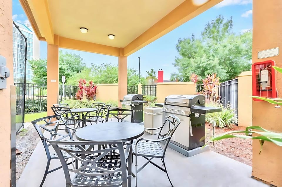 Spacious Suite close to Disney w Pool Hot Tub Arcade Apartment in Orlando