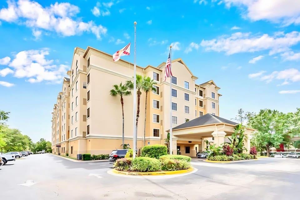 Spacious Suite close to Disney w Pool Hot Tub Arcade Apartment in Orlando