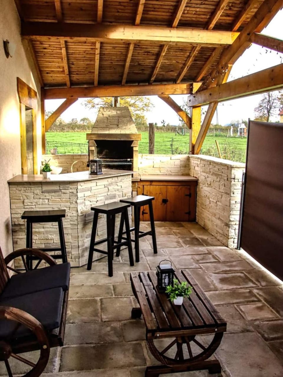 Terrasse couverte et BBQ - Petite maison cosy House in Auvergne-Rhône-Alpes