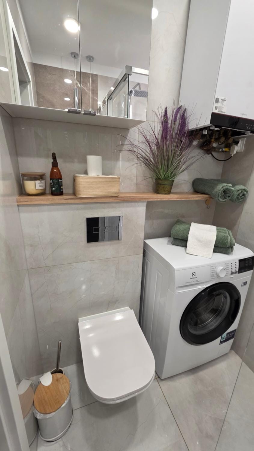 Toilet, Bathroom, towels, washing machine, dryer