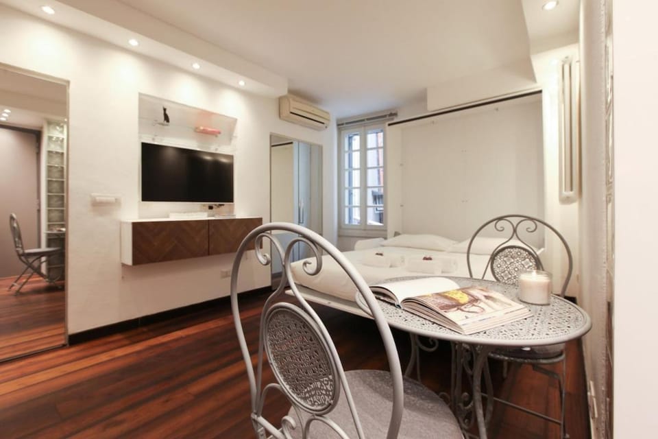 Bed, TV and multimedia, Living room, Photo of the whole room, Seating area, Dining area, Bedroom