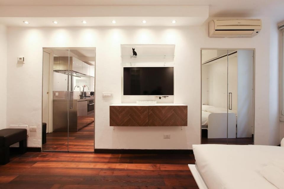 Bed, TV and multimedia, Photo of the whole room, Evening entertainment, Bedroom, air conditioner
