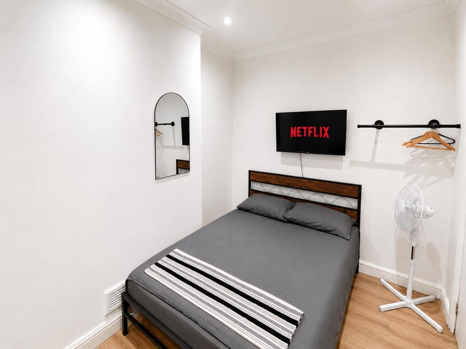 Bed, TV and multimedia, Bedroom