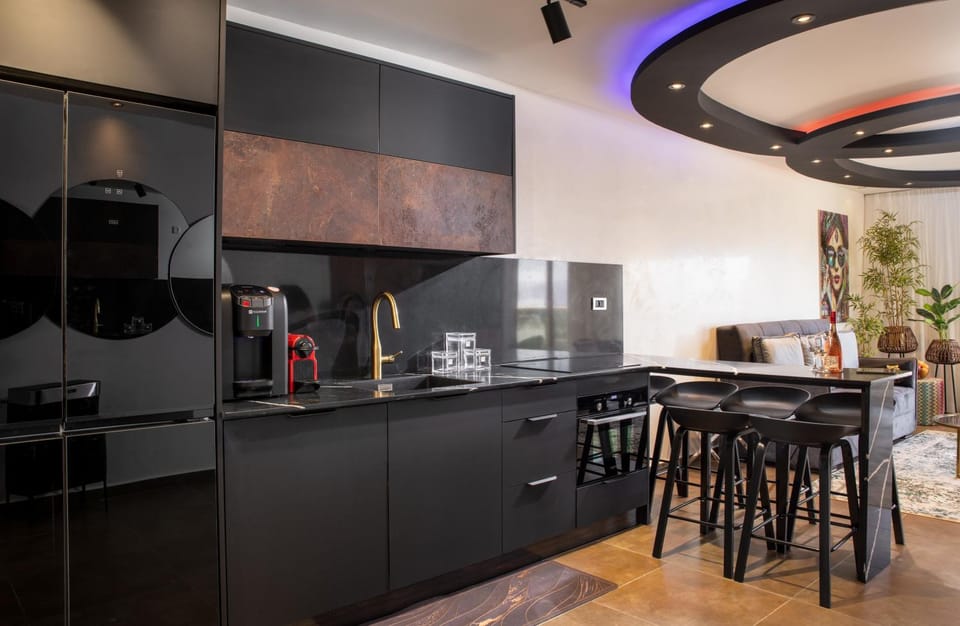Coffee/tea facilities, Kitchen or kitchenette, Dining area, dishwasher, minibar, oven, stove