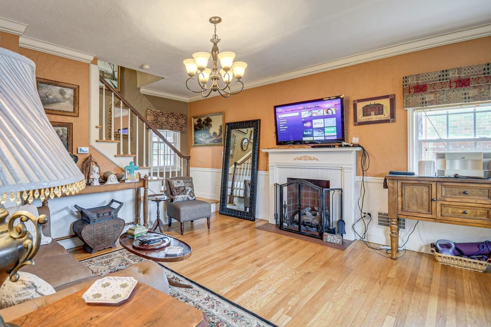 Monthly Stay Special! Cozy Cottage in Huntington House in Huntington