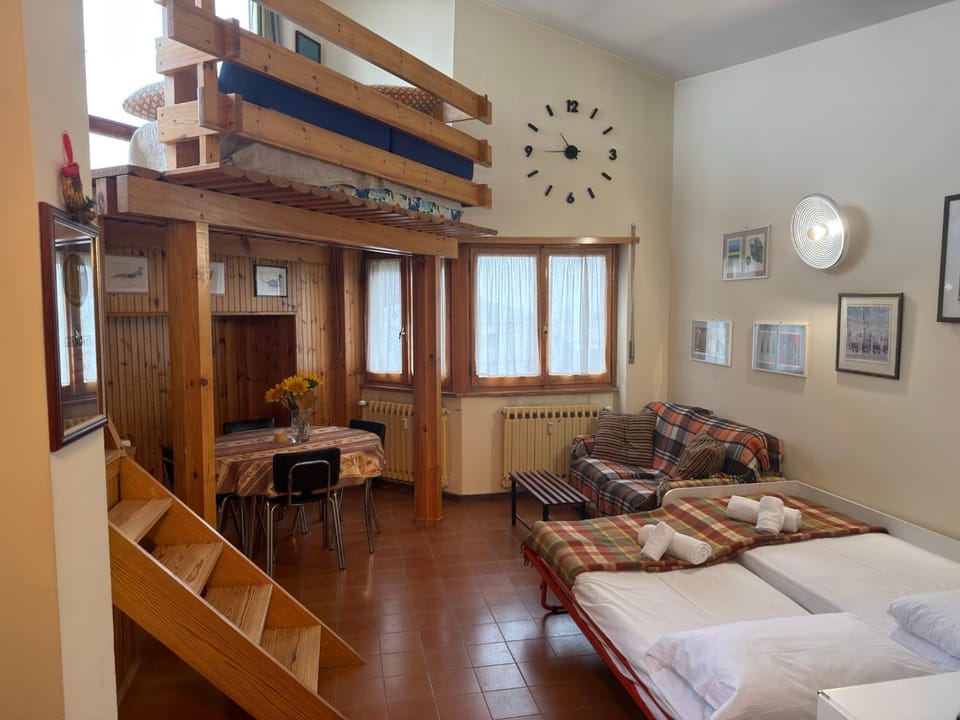 Bed, Living room, Photo of the whole room, Seating area, Bedroom