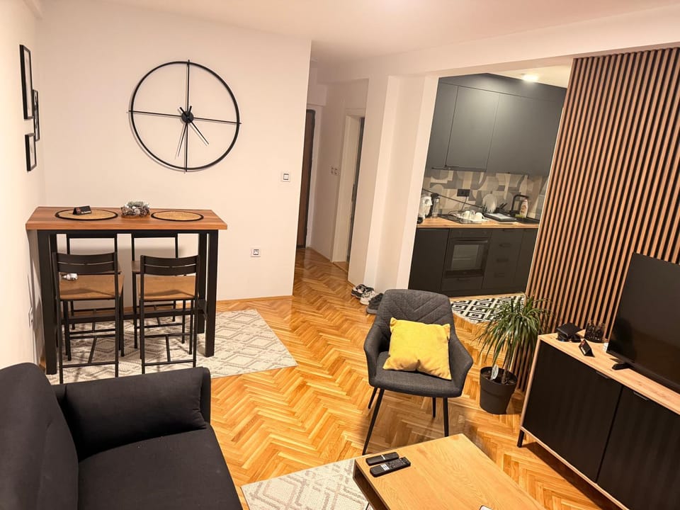 TV and multimedia, Kitchen or kitchenette, Living room, Evening entertainment