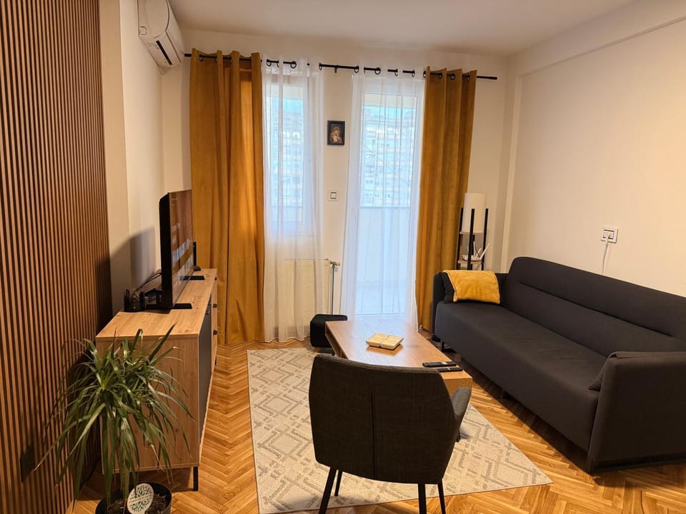TV and multimedia, Living room, Seating area, Evening entertainment