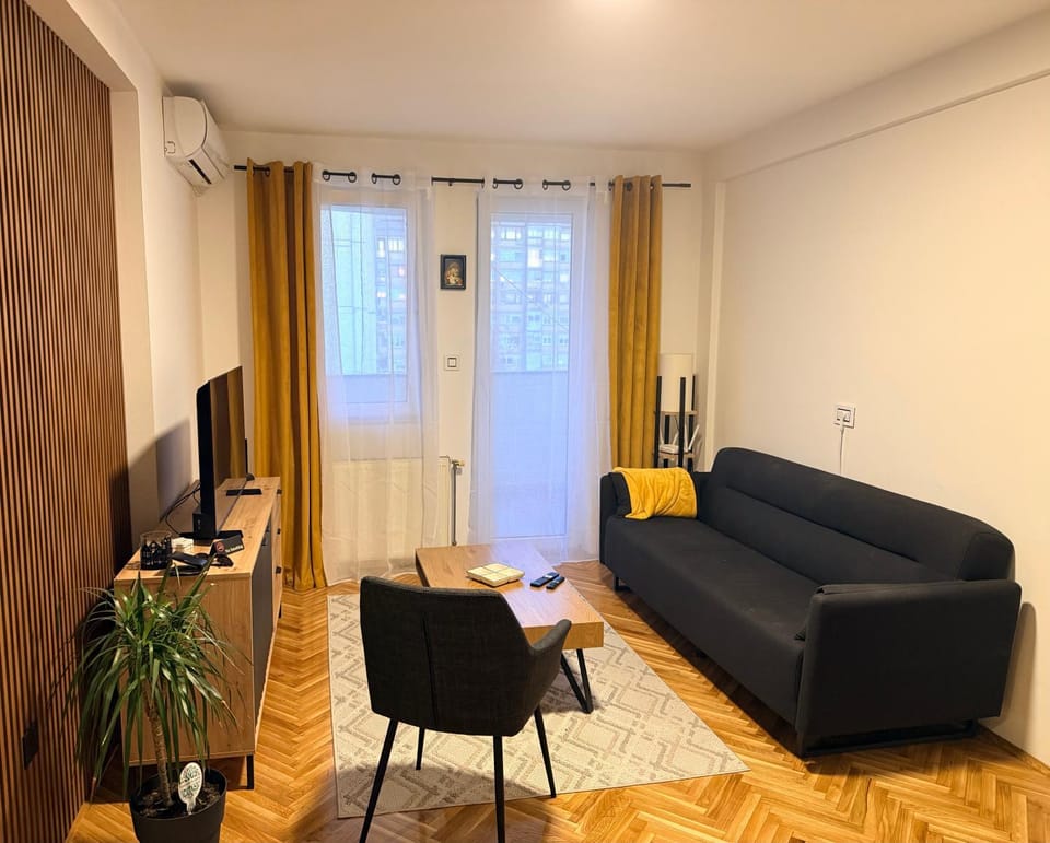 TV and multimedia, Living room, Seating area, Evening entertainment