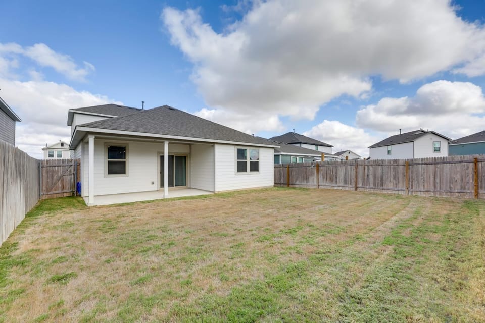 Buda Business-Ready House: Office, Home Gym & Yard House in Rio Grande
