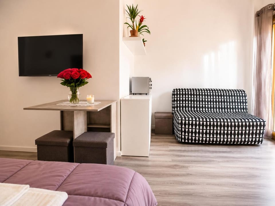 TV and multimedia, Living room, Seating area, Dining area, Lunch