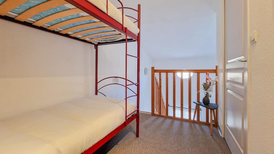 Bed, Photo of the whole room, bunk bed, wardrobe