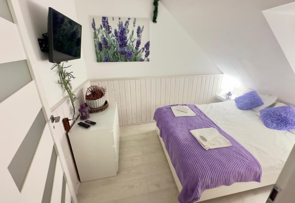 Bed, TV and multimedia, Bedroom