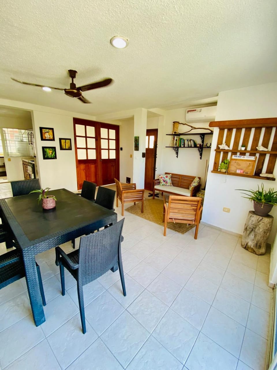 Kitchen or kitchenette, Living room, Seating area, Dining area