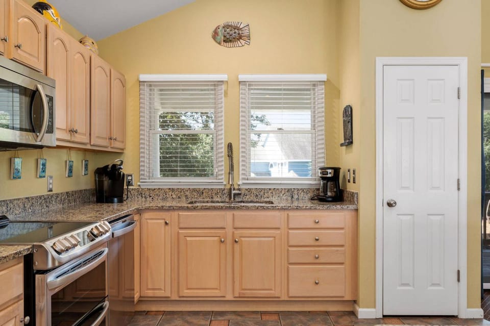 Tee Dreams - Corolla, Currituck Club, 500 Yards to Beach, Trolley, Golf, Pool, Hot Tub House in Corolla