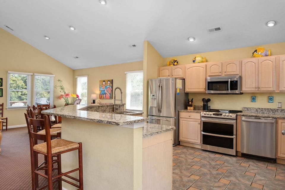 Tee Dreams - Corolla, Currituck Club, 500 Yards to Beach, Trolley, Golf, Pool, Hot Tub House in Corolla