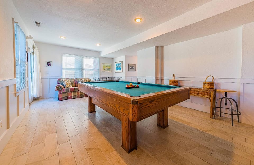 The BARNacle - Corolla, Ocean Sands, 5 Min. Walk to Beach, Pool, Hot Tub, Pets OK, Flex Stays House in Corolla
