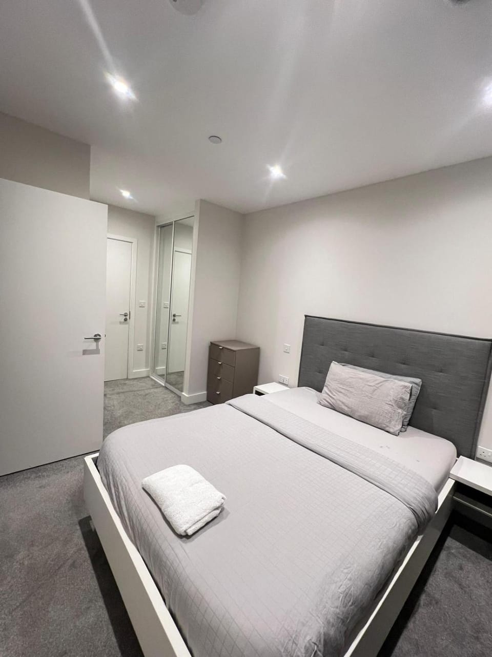 2 Bedroom Brentford Apartment in Brentford