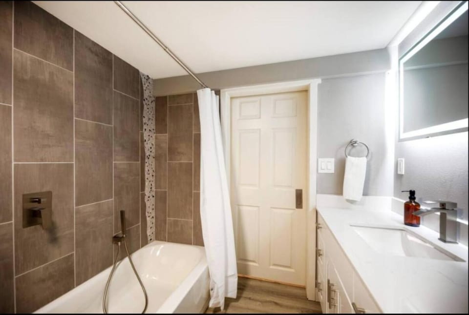Shower, Toilet, Bathroom, Bath, towels