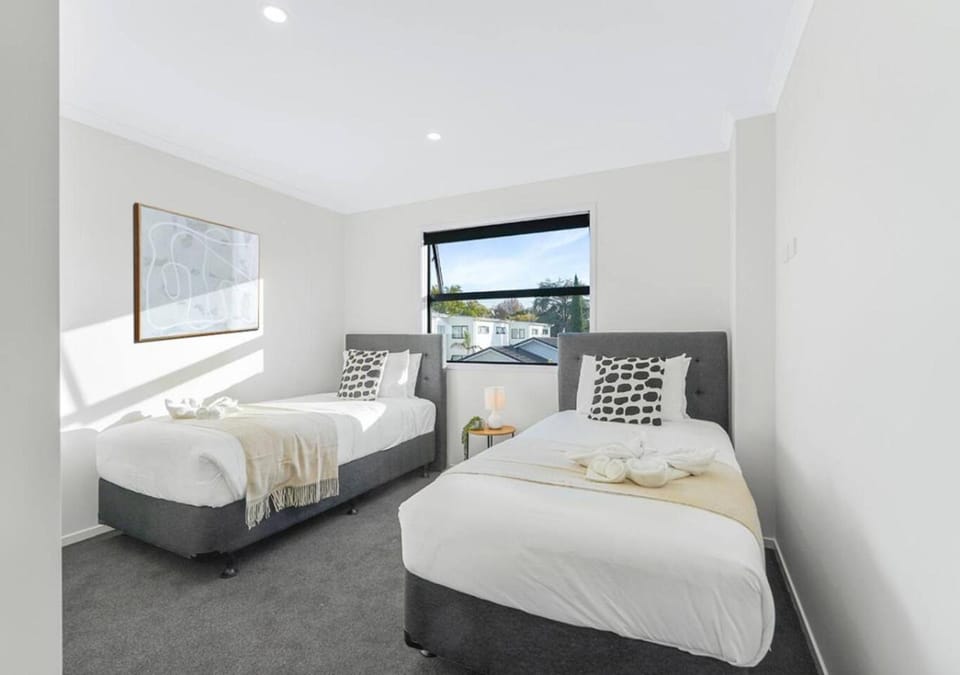 Brand New, King-Bed, Central City -By KOSH Villa in Hamilton