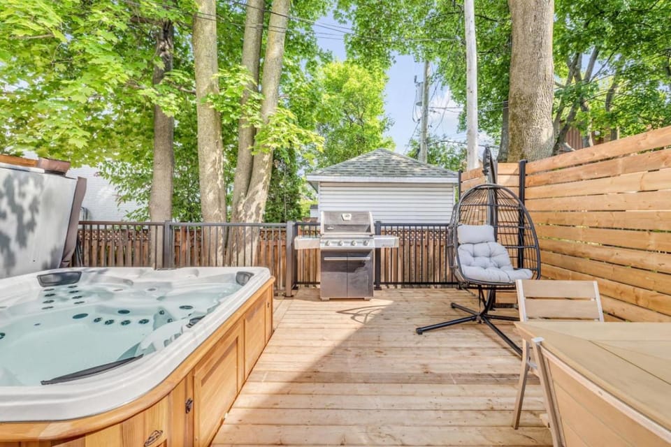 Patio, Day, Natural landscape, Hot Tub, Balcony/Terrace
