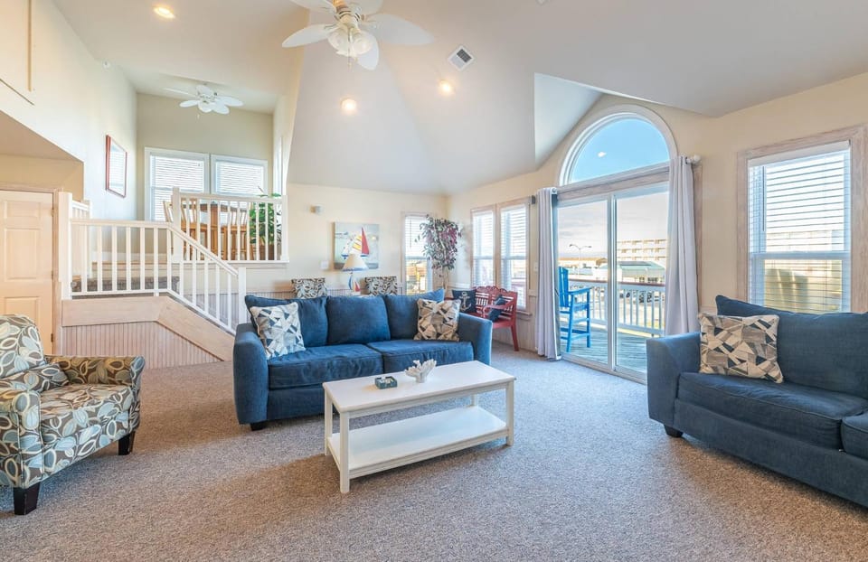 The Barnacle Barn - KDH MP 9.5, Ocean View, 145 Yds to Beach, Tiki Bar, Pool, Hot Tub, Pets OK House in Kill Devil Hills