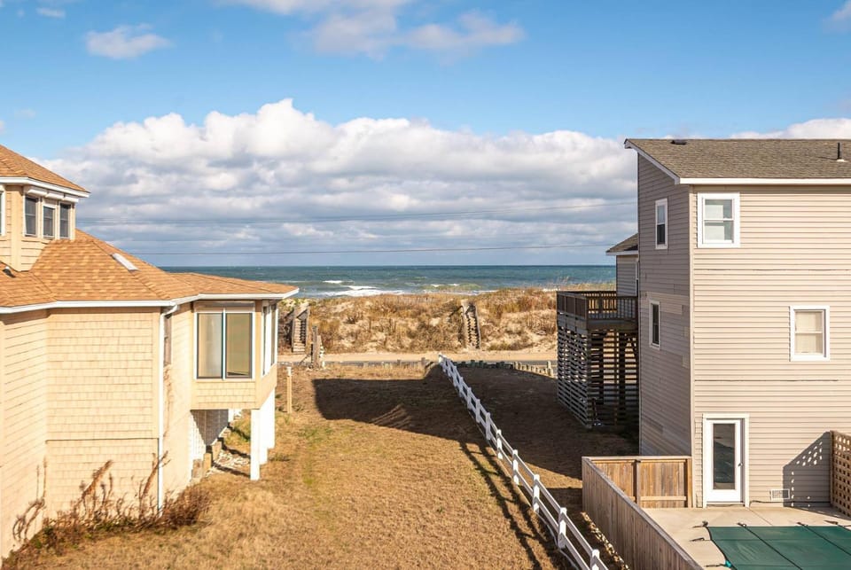 The Beach Box - Kitty Hawk MP 4.5, Ocean View, 240 Yds to Beach, Pets OK, Flex Stays House in Kitty Hawk