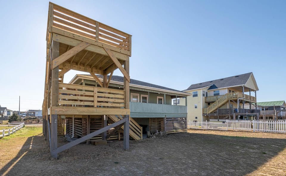 The Beach Box - Kitty Hawk MP 4.5, Ocean View, 240 Yds to Beach, Pets OK, Flex Stays House in Kitty Hawk