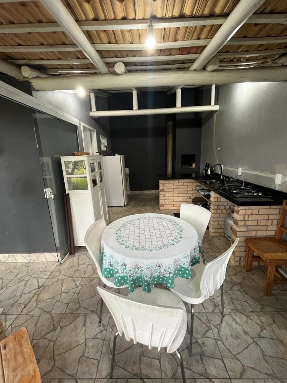 Kitchen or kitchenette, Dining area