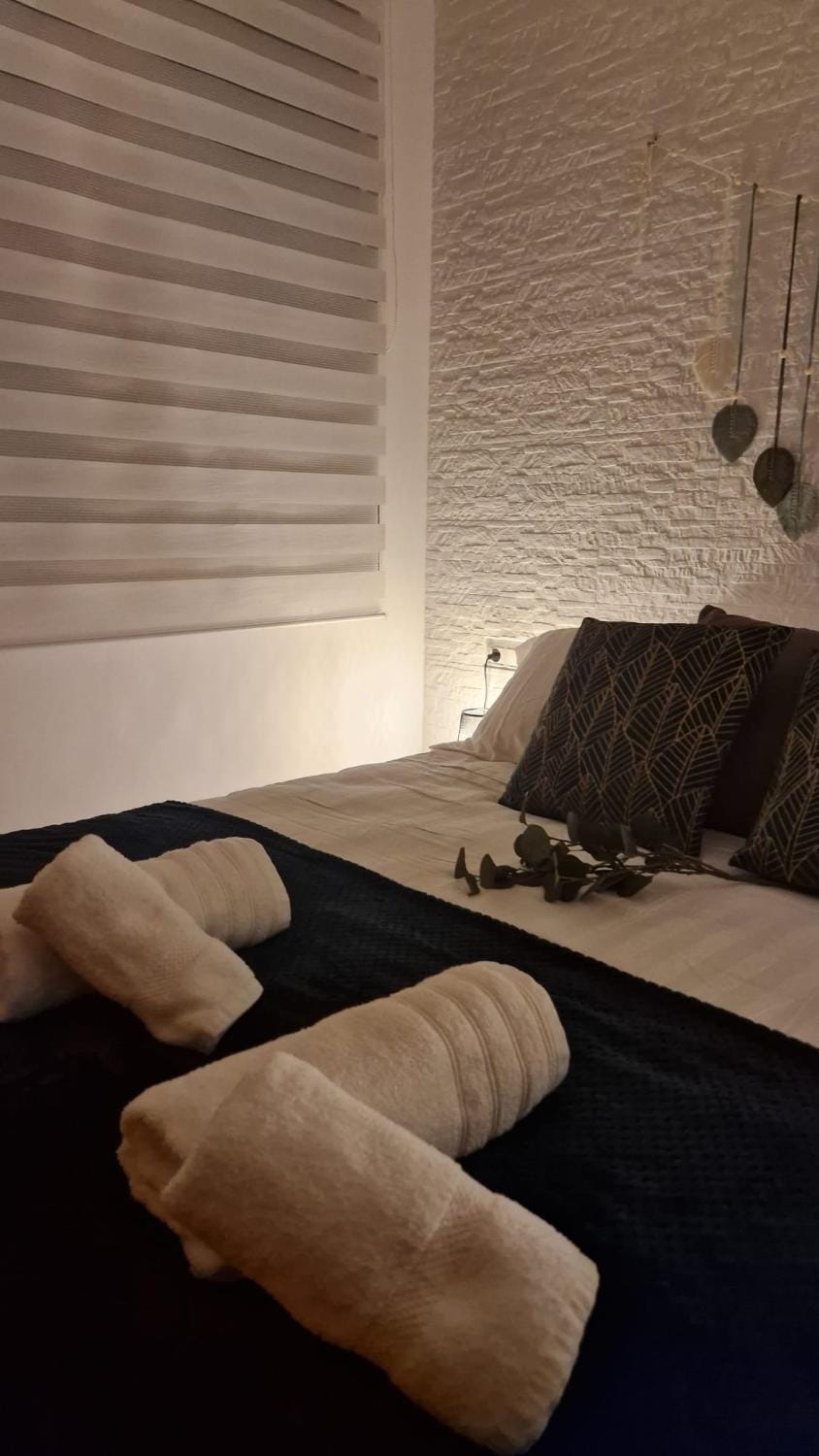 Bed, Photo of the whole room, Bedroom, towels