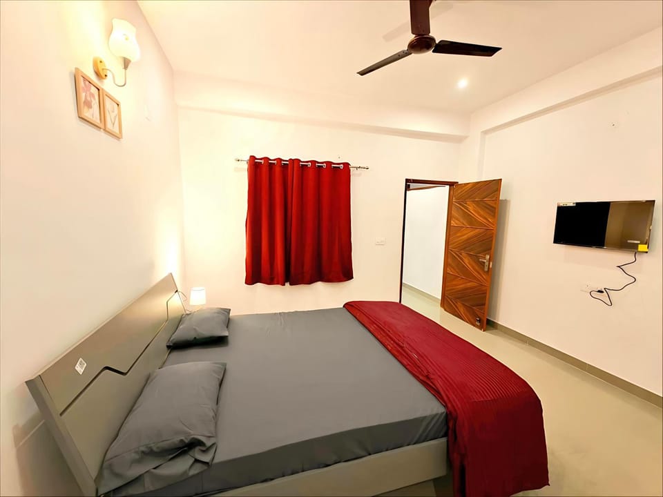 Bed, TV and multimedia, Photo of the whole room, Bedroom