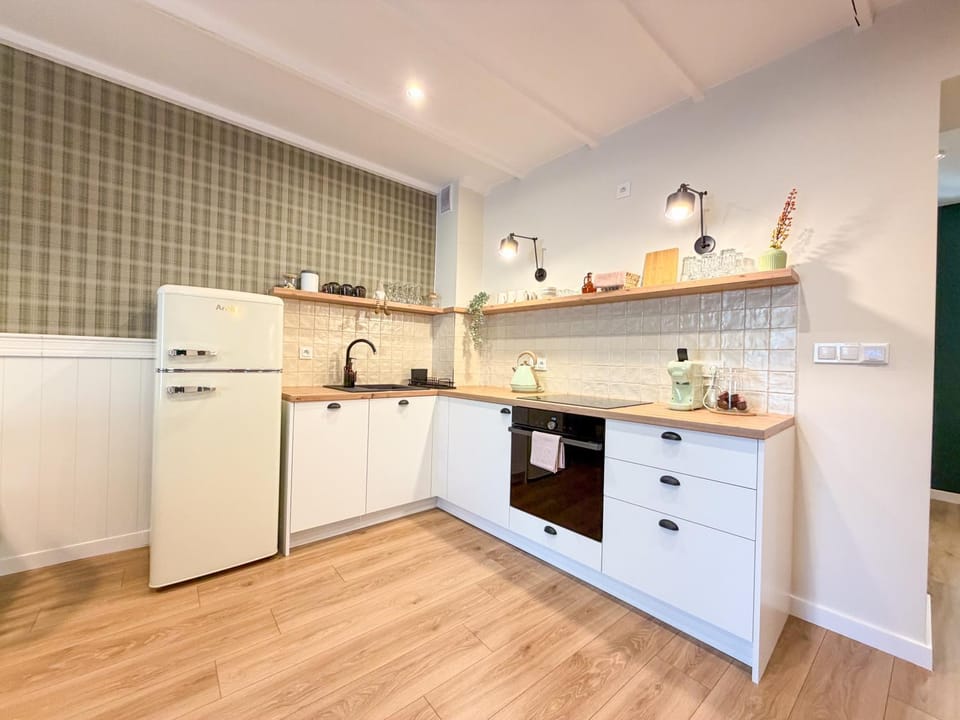Coffee/tea facilities, Kitchen or kitchenette, dishwasher, oven, toaster