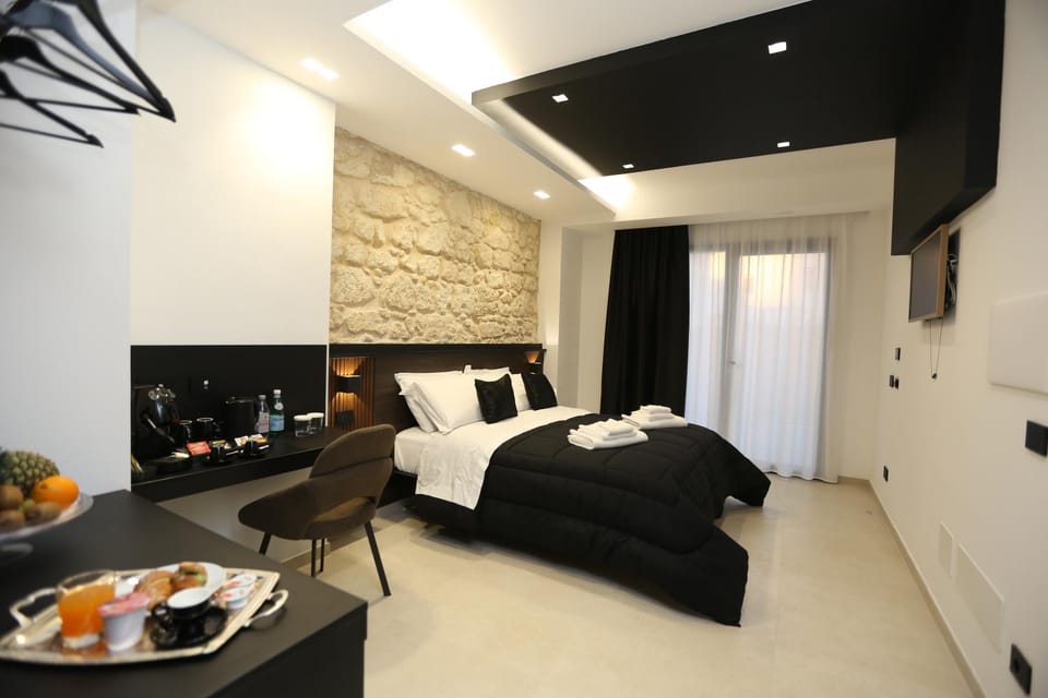 TV and multimedia, Seating area, Bedroom