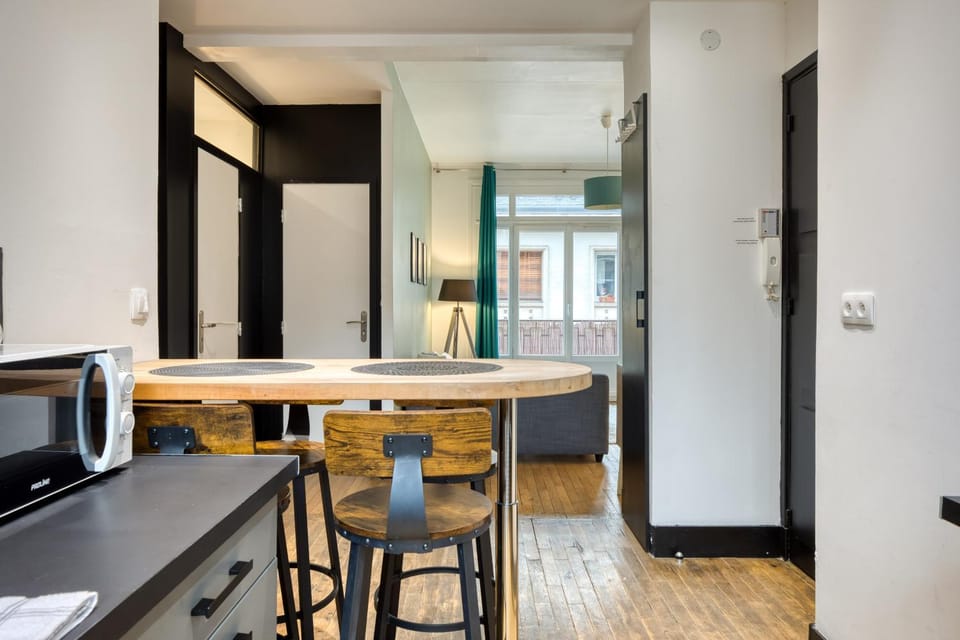 Kitchen or kitchenette, Dining area