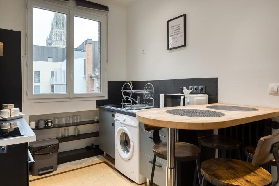 Kitchen or kitchenette, Dining area, stove, washing machine