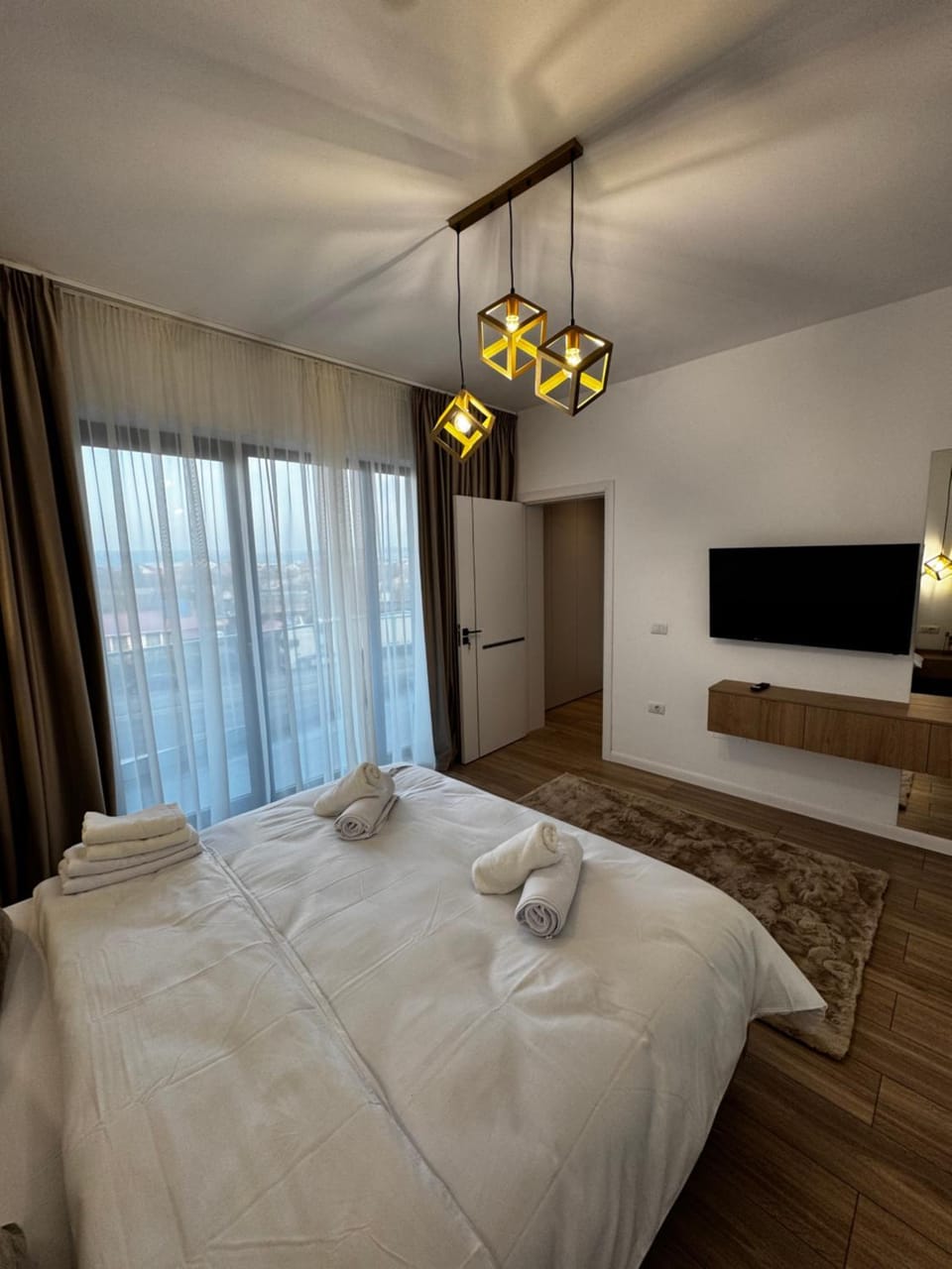 Bed, TV and multimedia, Photo of the whole room, Bedroom, towels