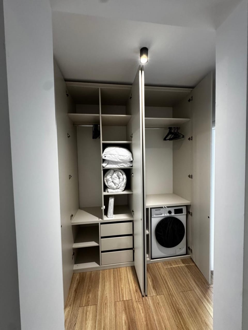 Photo of the whole room, Bedroom, washing machine, dryer