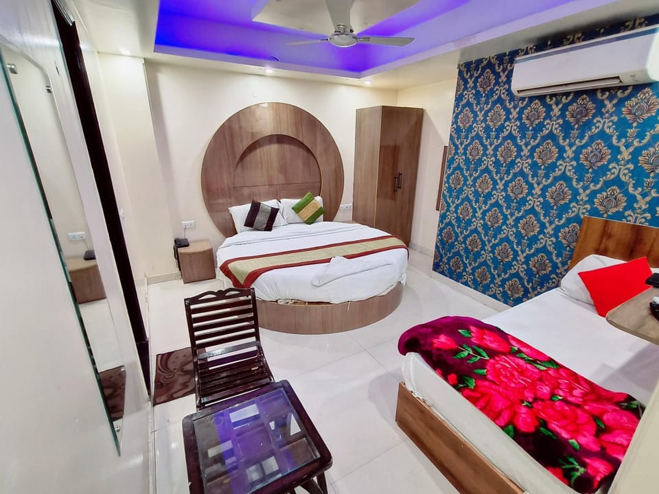 Bed, TV and multimedia, Living room, Photo of the whole room, Seating area, Bedroom, towels, air conditioner