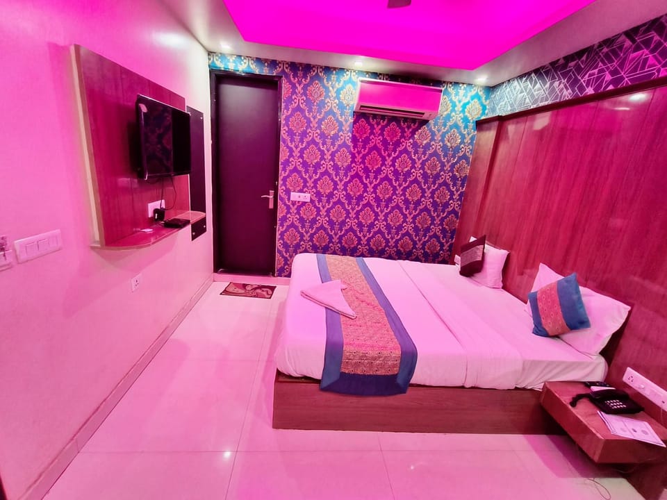 Communal lounge/ TV room, Bed, TV and multimedia, Photo of the whole room, Evening entertainment, Bedroom, towels, air conditioner