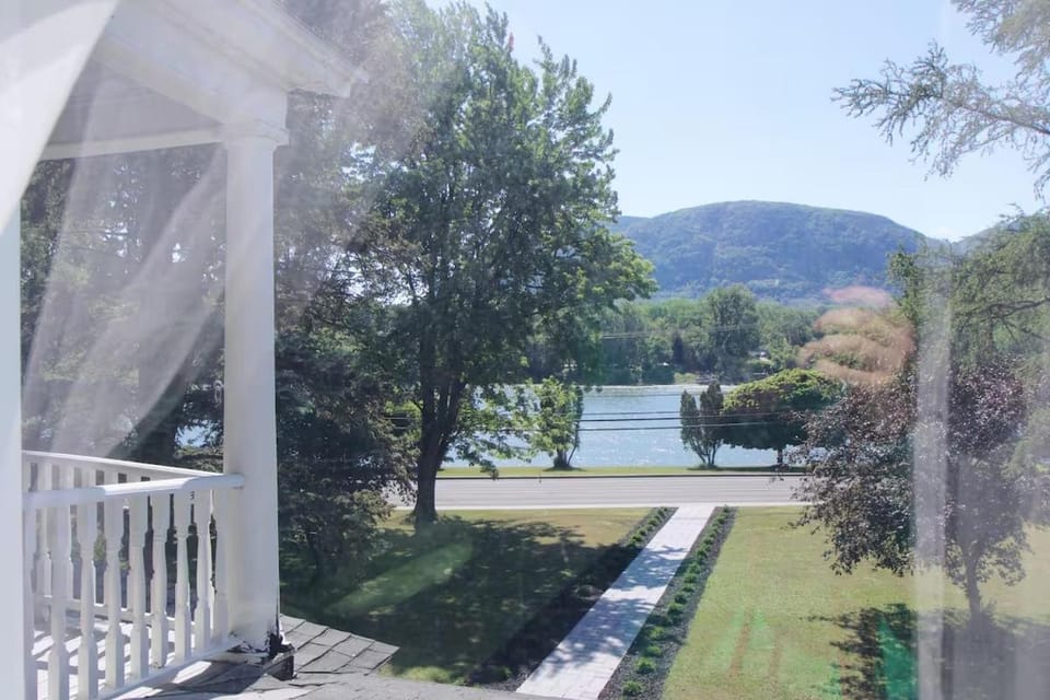 Gite La Cache Bed and Breakfast in Mont-Saint-Hilaire