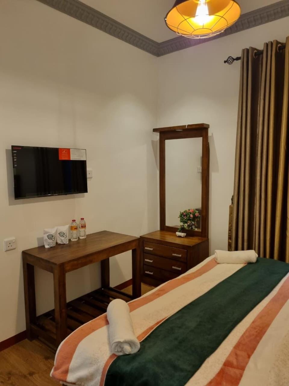 Bed, TV and multimedia, Photo of the whole room, Bedroom